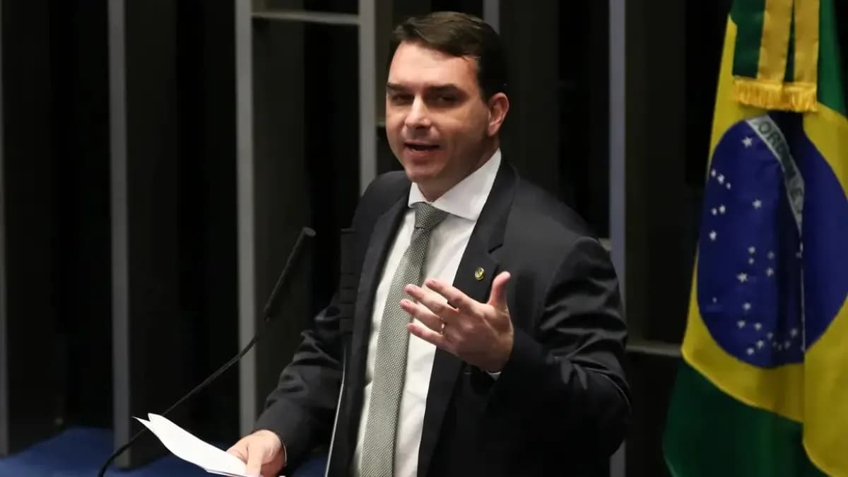 PGR convoca Flávio Bolsonaro por calúnia contra Lula